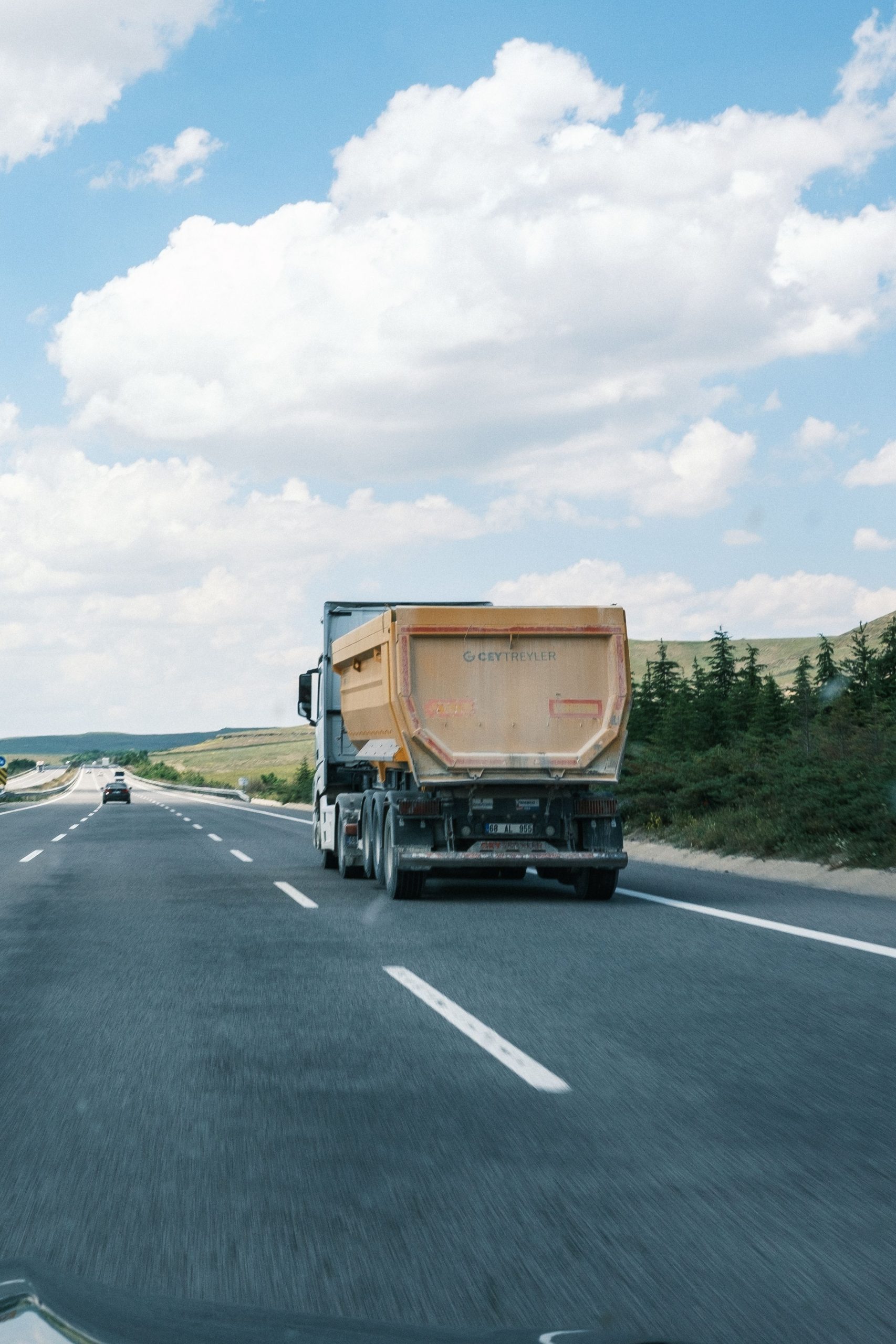 Caminhão de carga em rodovia